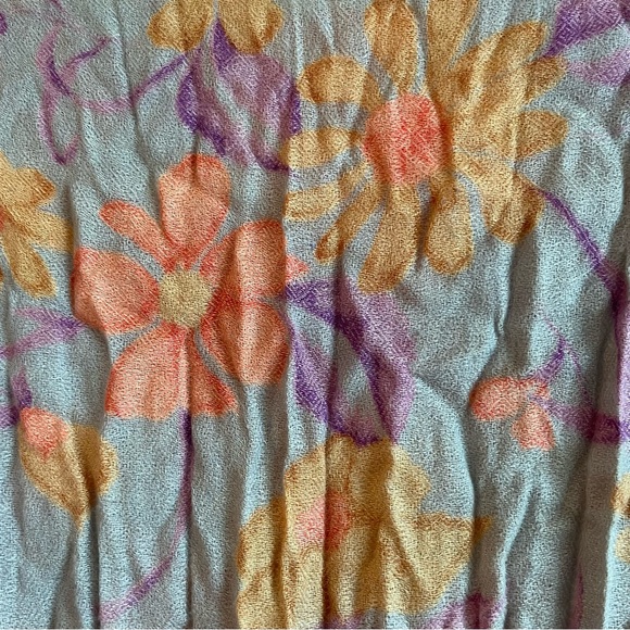 100% WOOL SPRING WEIGHT FLORAL SCARF - Picture 6 of 12